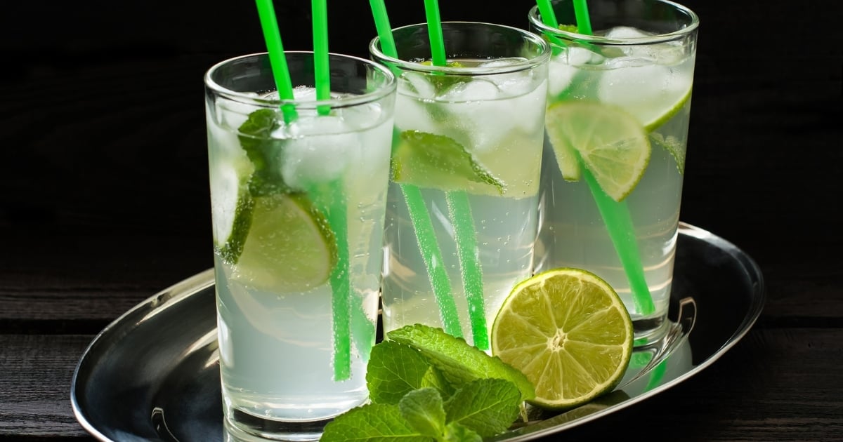 Three highball glasses filled with ice, lime, and soda, demonstrating carbonation retention, garnish balance, and visual consistency in tall mixed drinks.